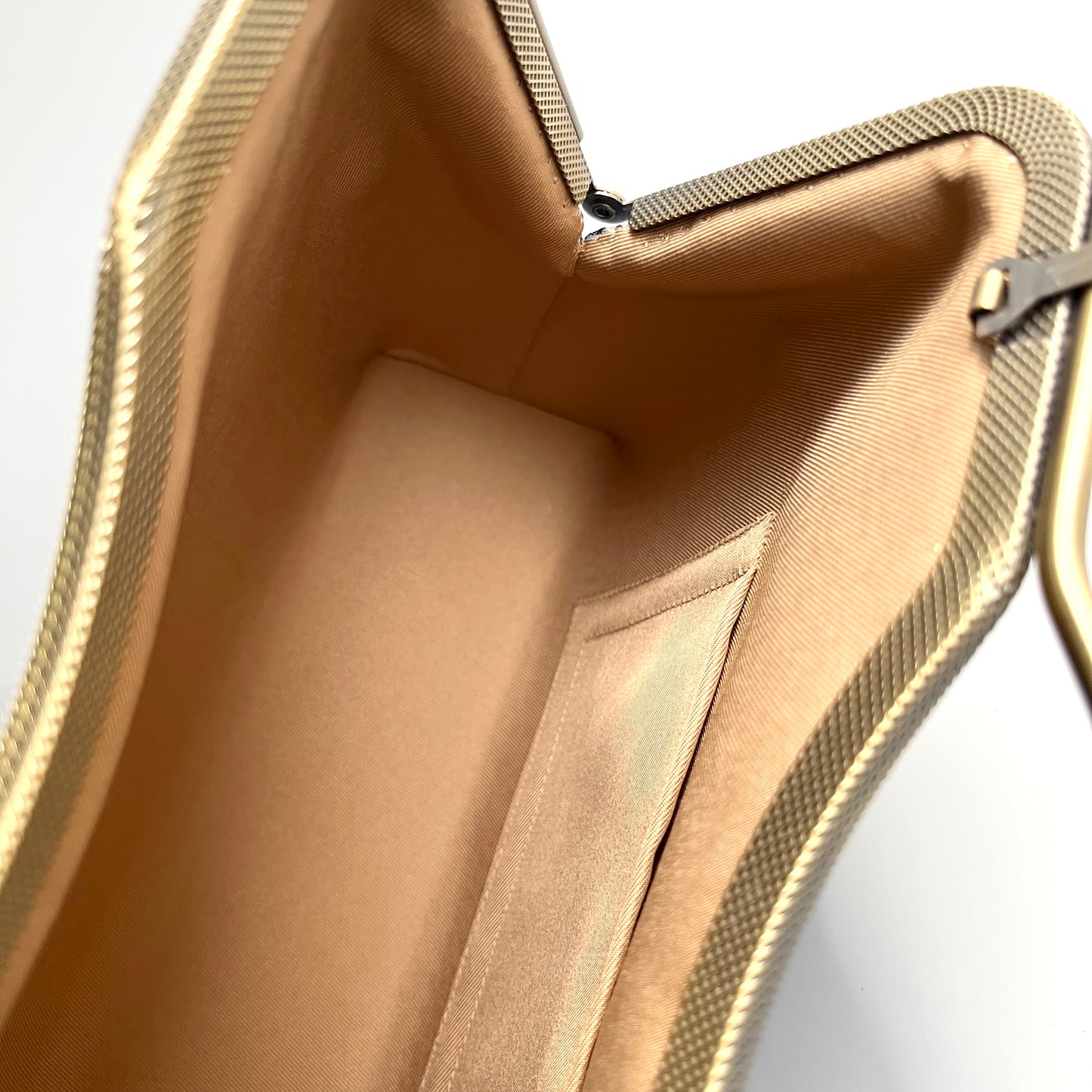 Sac en velours en forme de M