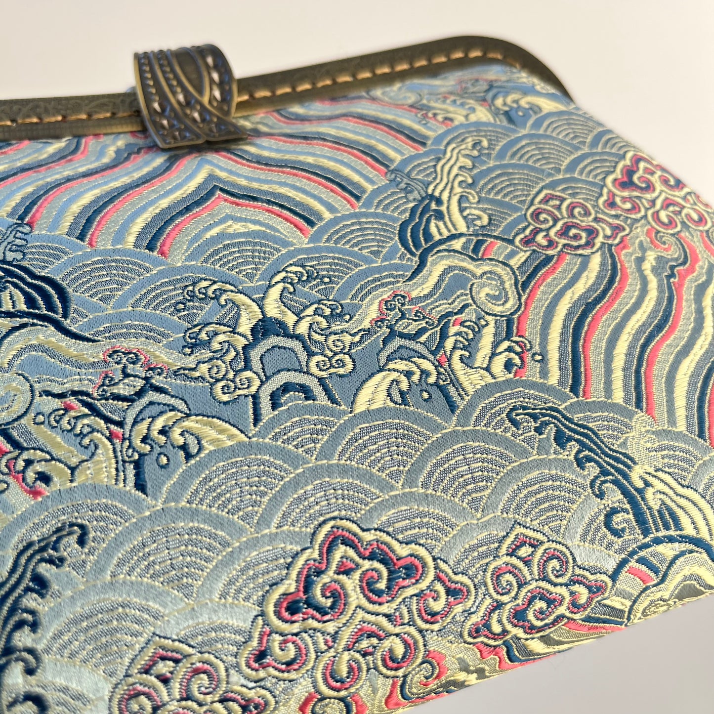 Milky Sea Abyss Seiden-Clutch