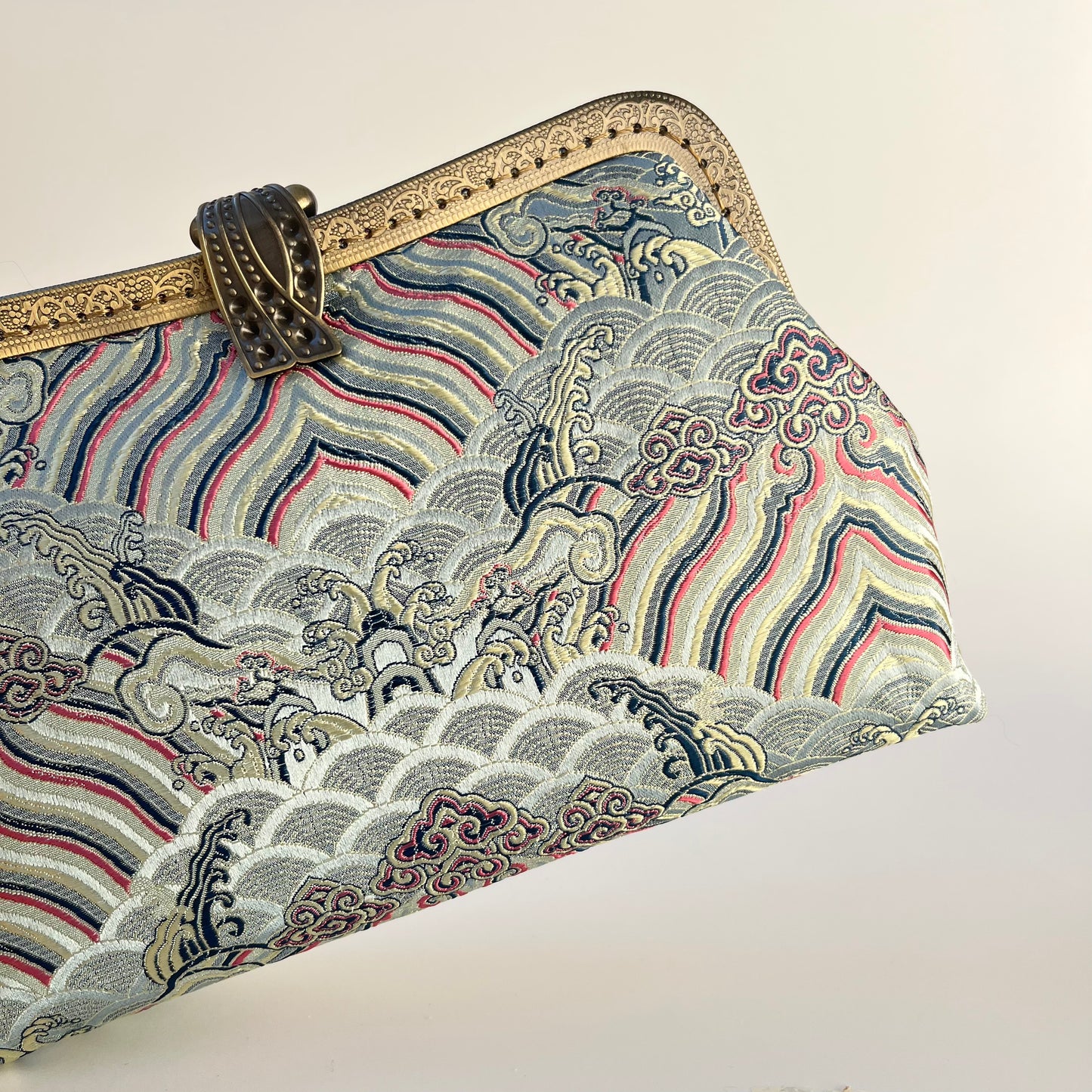 Milky Sea Abyss Seiden-Clutch