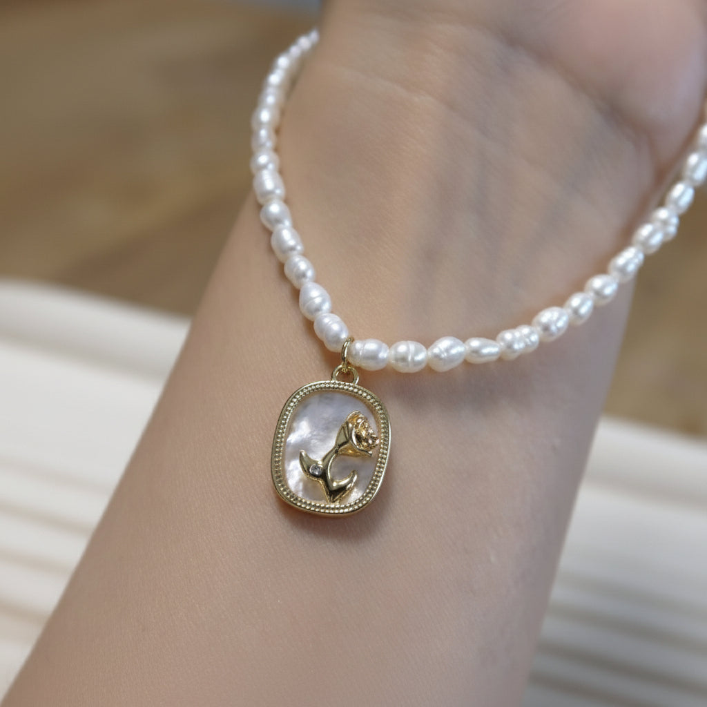 Naszyjnik perłowy z różą