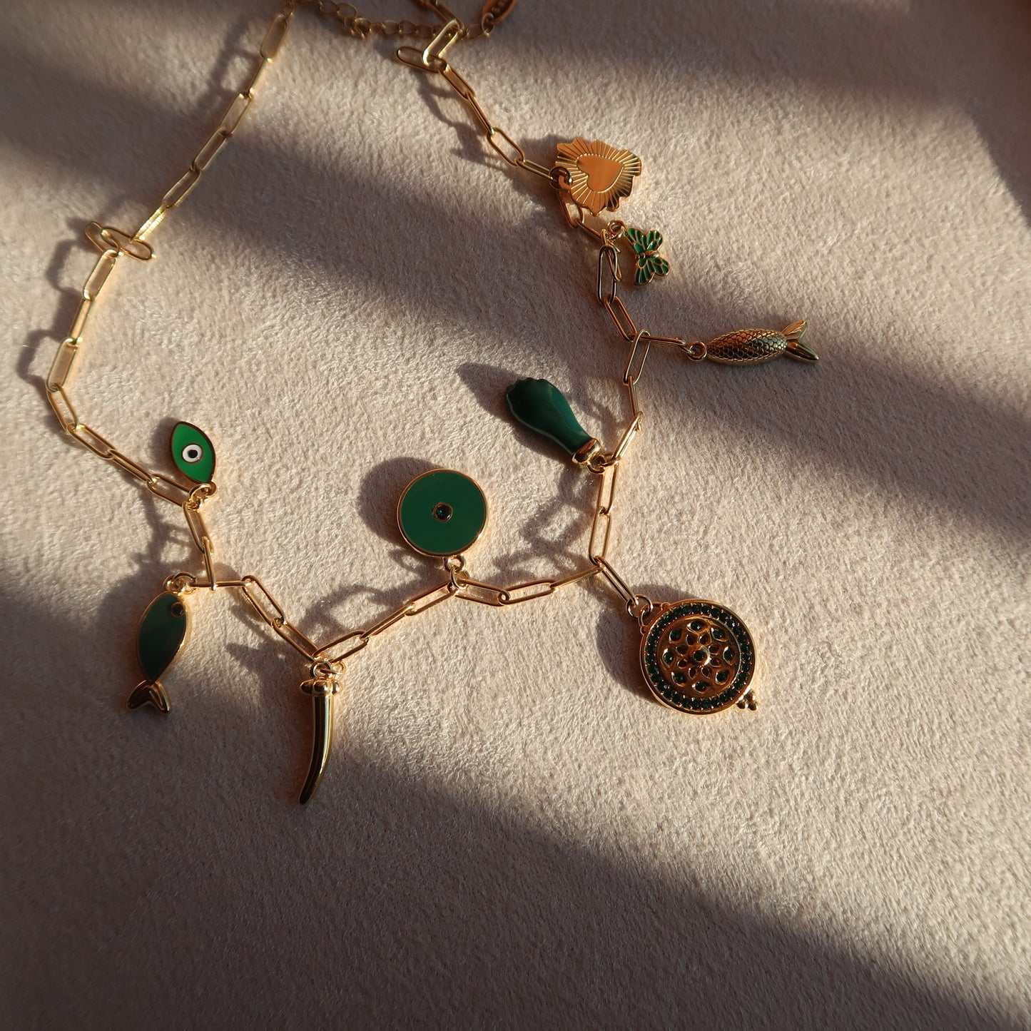 Naszyjnik z różnymi zawieszkami