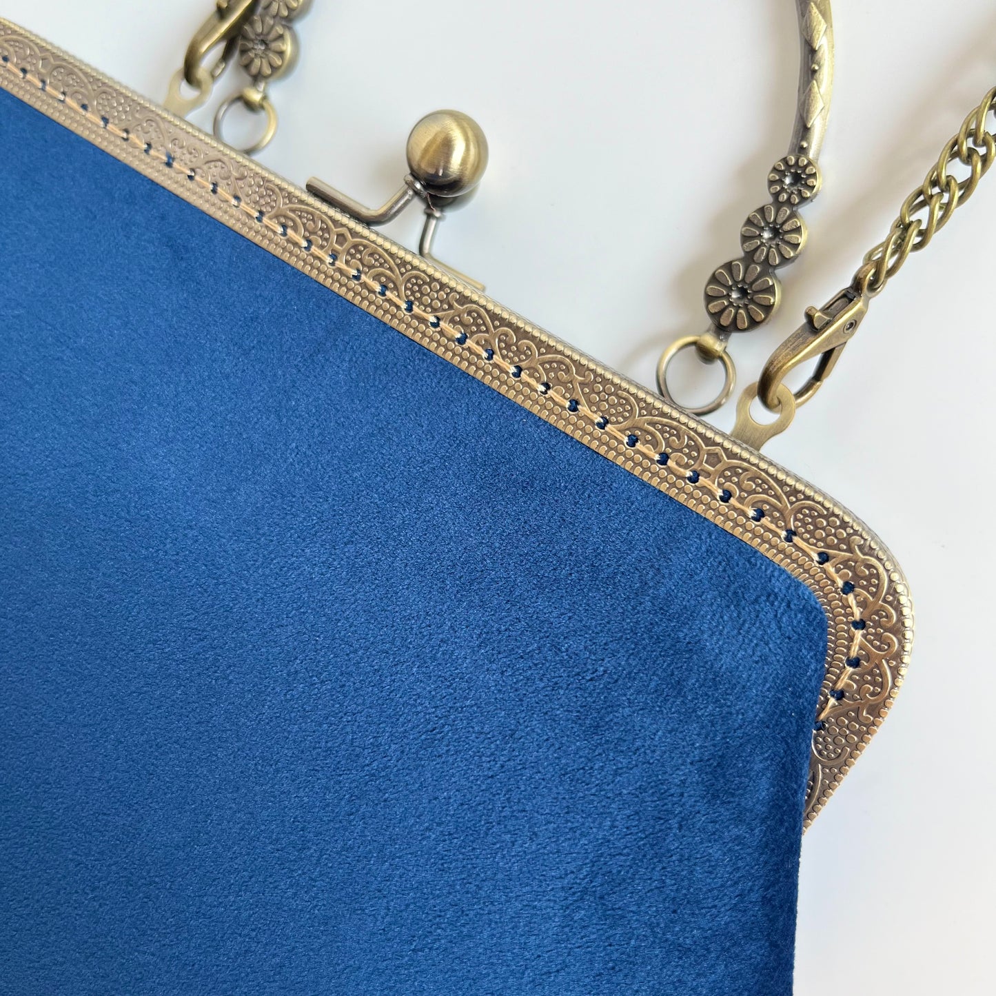 Velourstasche mit marineblauem Griff