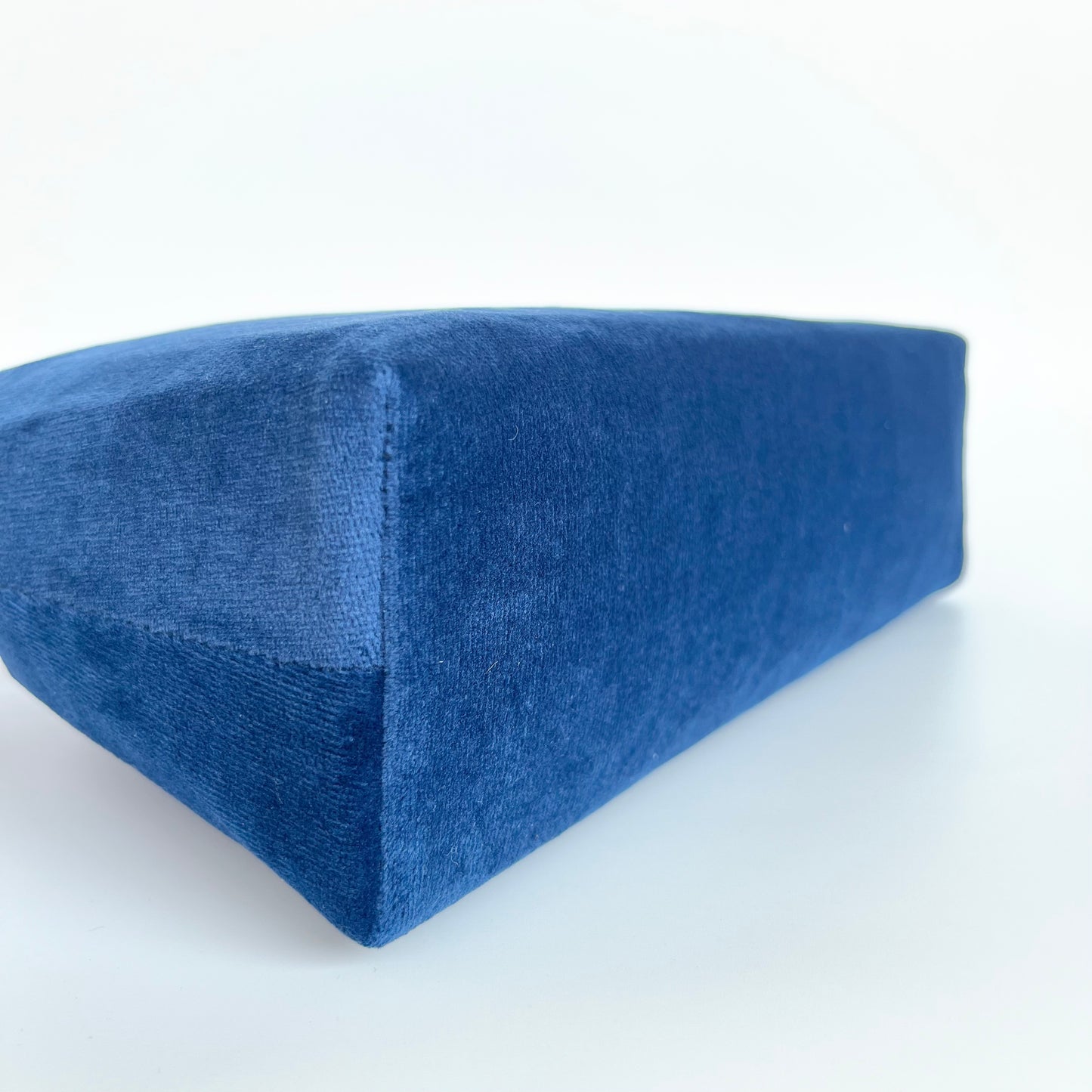 Velourstasche mit marineblauem Griff