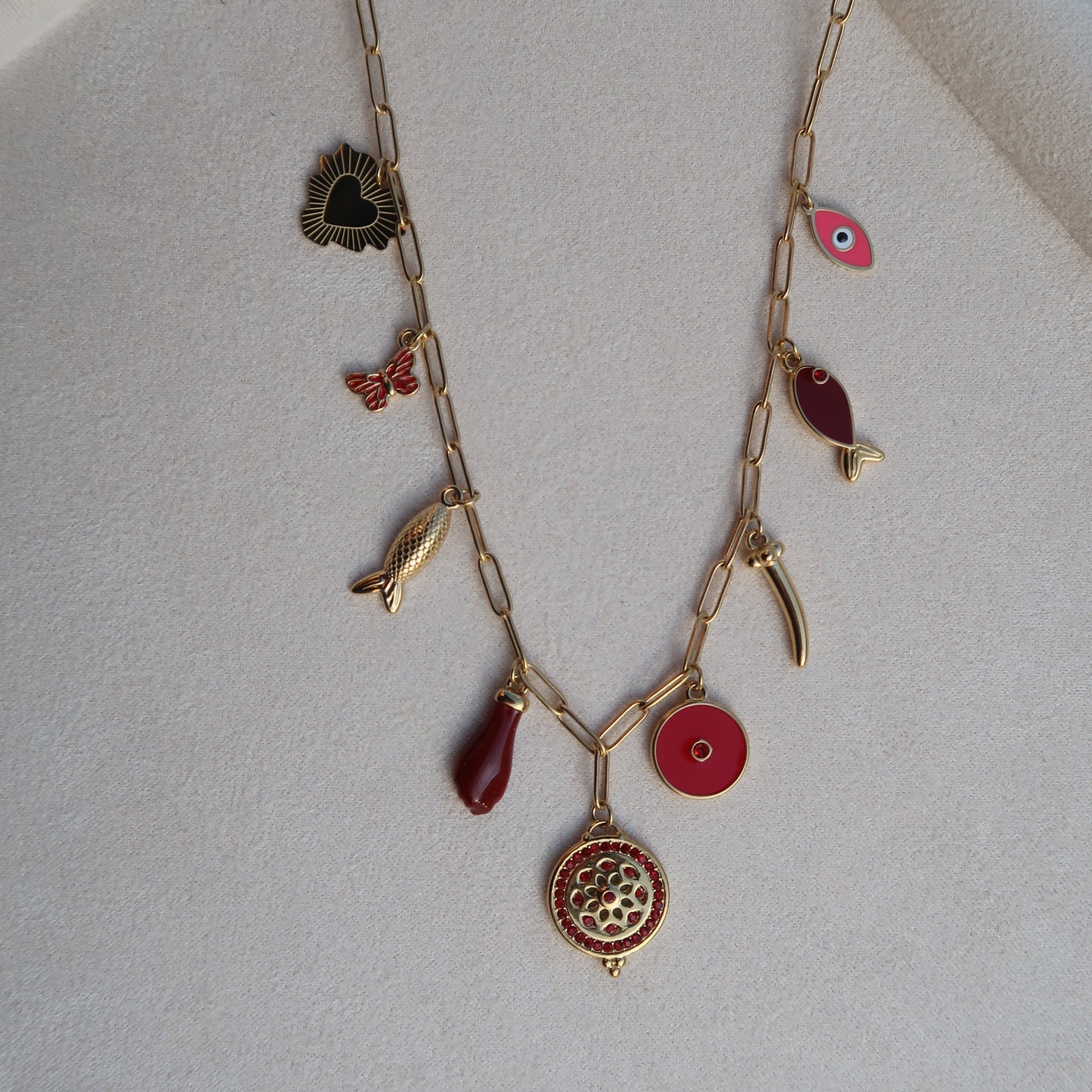 Naszyjnik z różnymi zawieszkami