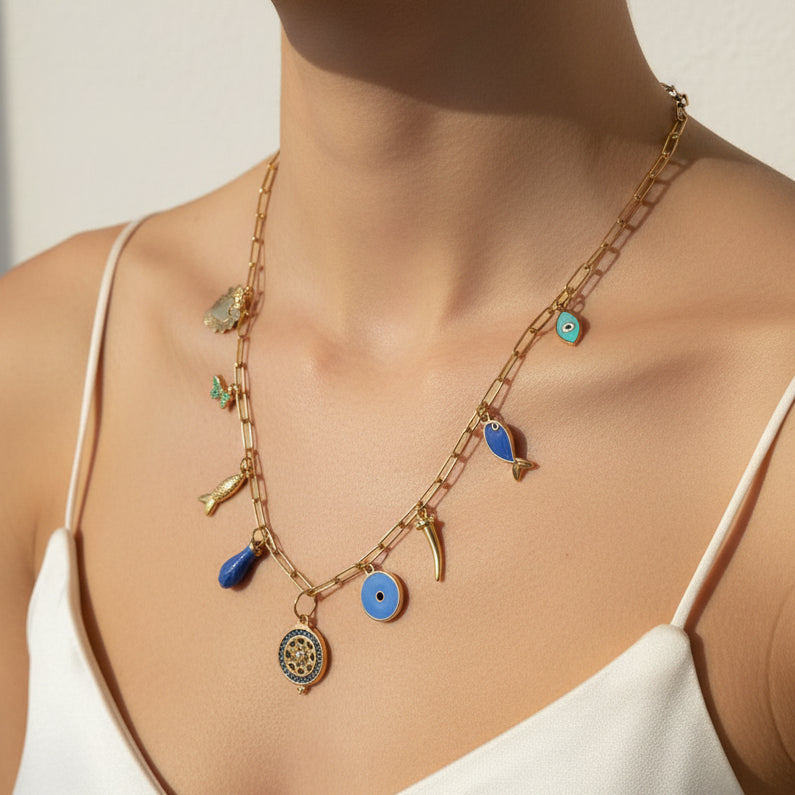 Naszyjnik z różnymi zawieszkami