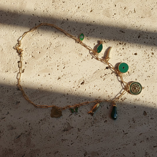 Naszyjnik z różnymi zawieszkami