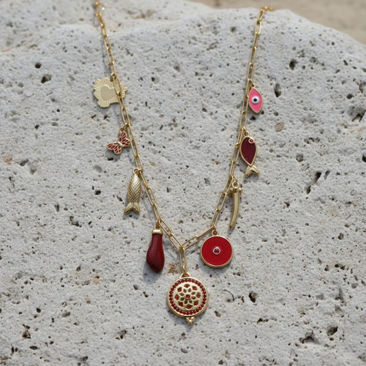 Naszyjnik z różnymi zawieszkami